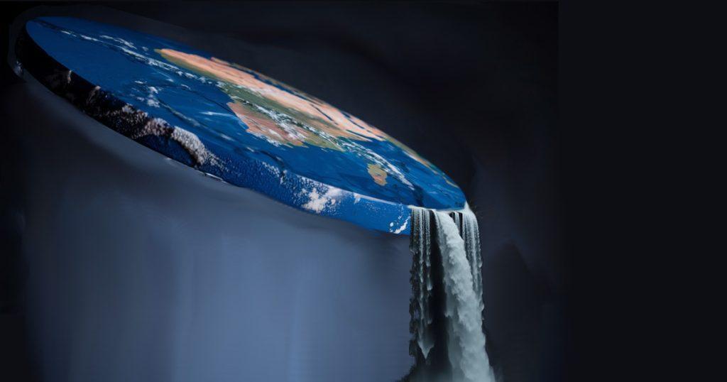 Un'immagine della Terra in versione piatta, inclinata per permettere all'acqua di gocciolare sotto.