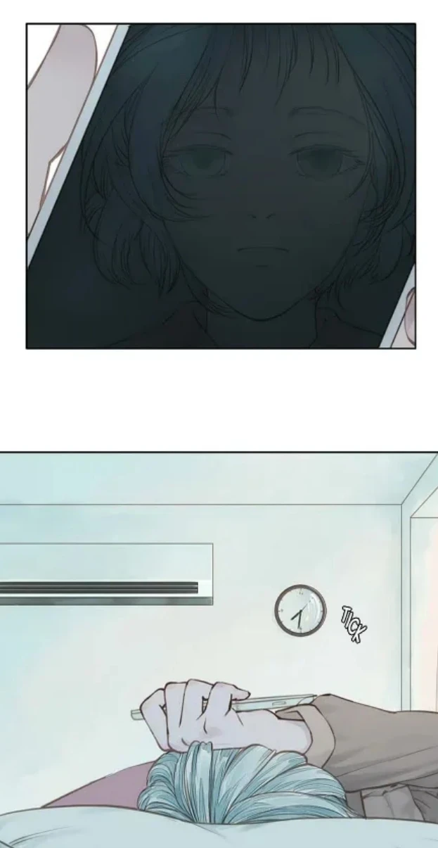 Crop of a manhwa. A girl's emotionless face is being reflected on her smartphone's screen. She's laying in bed while holding her phone above her forehead.